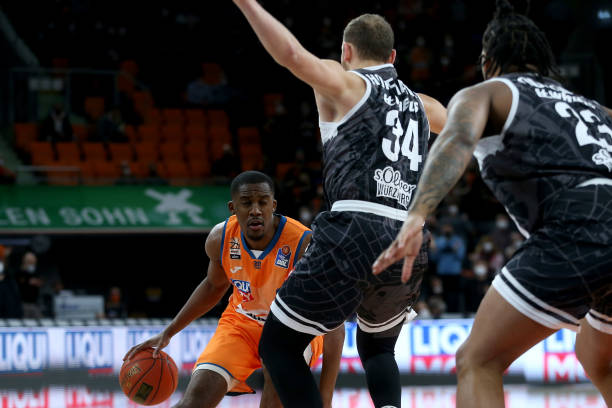 足的防守出 足的防守出